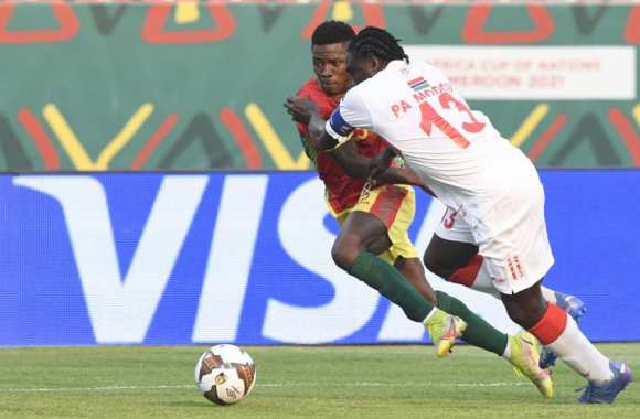 L’équipe Gambienne concrétise l’exploit de disqualifier la Guinée et file en quarts de finale de la CAN 2021. C’est au stade de Bafoussam que les Gambiens ont brûlés l’espoir guinéen et se sont hissés en quart de finale de la compétition sous un score de 1 – 0.
