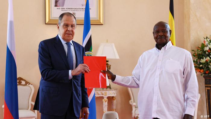 Le ministre russe d'affaires extérieures et le Président de l'Ouganda Sergueï Lavrov et Yoweri Museveni