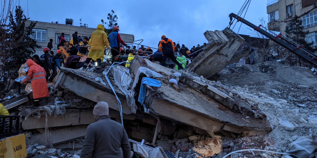 Un tremblement de terre de magnitude 7,8 a secoué le sud-est de la Turquie et la Syrie lundi, quelques heures après qu'un séisme dans une république très puissante a tué plus de 2 000 personnes.